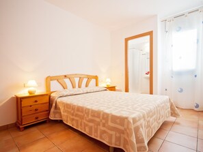 4 bedrooms, iron/ironing board, internet, bed sheets