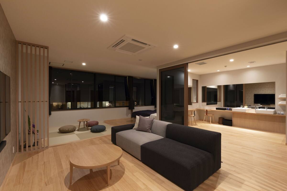 Traditionele driepersoonskamer, niet-roken (Japanese-Western Luxury) | Een minibar, een kluis op de kamer, een bureau, een laptopwerkplek