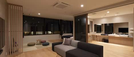 Habitación triple tradicional, no fumadores (Japanese-Western Luxury) | Minibar, caja fuerte, escritorio y espacio para trabajar con un portátil