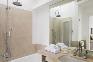 Dusche, Haartrockner, Bidet, Handtücher