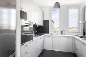 Frigorifero, forno, piano cottura, lavastoviglie