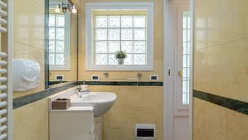 Gratis toiletartikelen, een haardroger, handdoeken