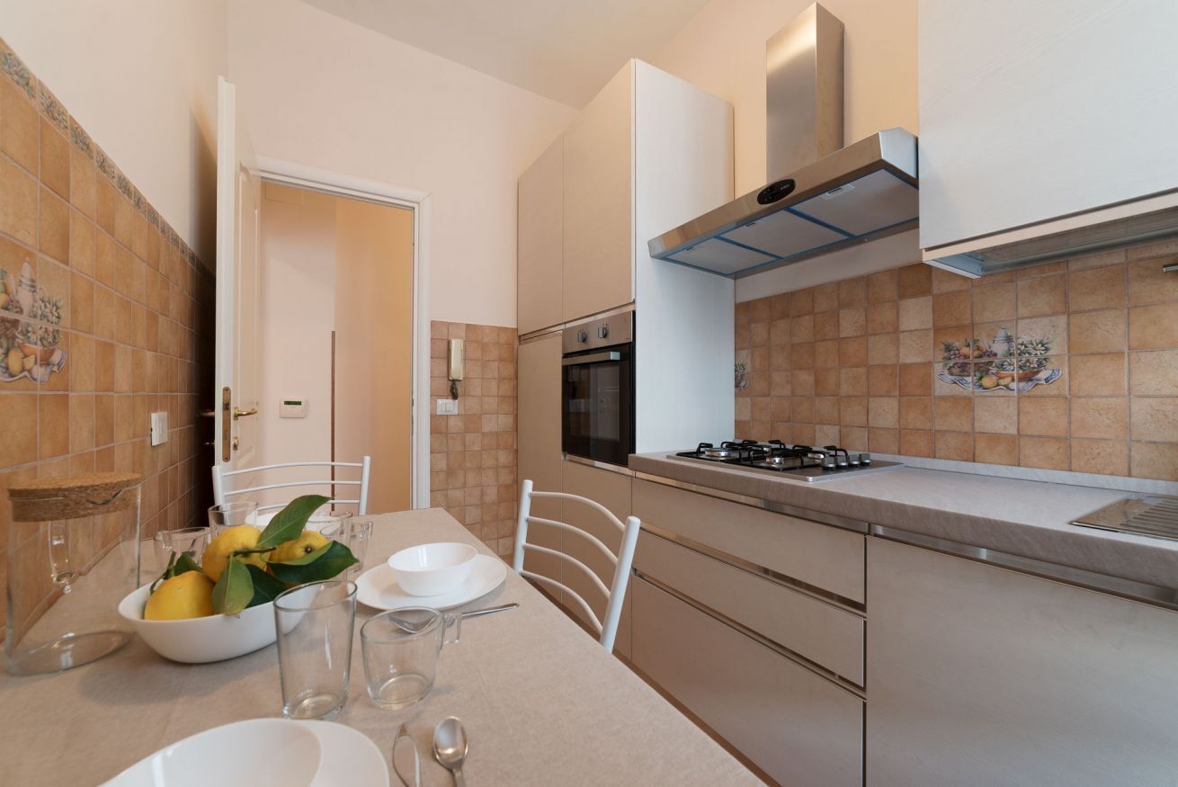 Fridge, oven, stovetop, coffee/tea maker