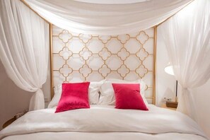 Kahden hengen deluxe-huone, näköala puutarhaan | Ylelliset vuodevaatteet, untuvapeitot, memory foam -patjalliset sängyt