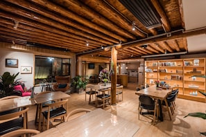 Free daily local cuisine breakfast - Dali Orchard Suites (Dali)