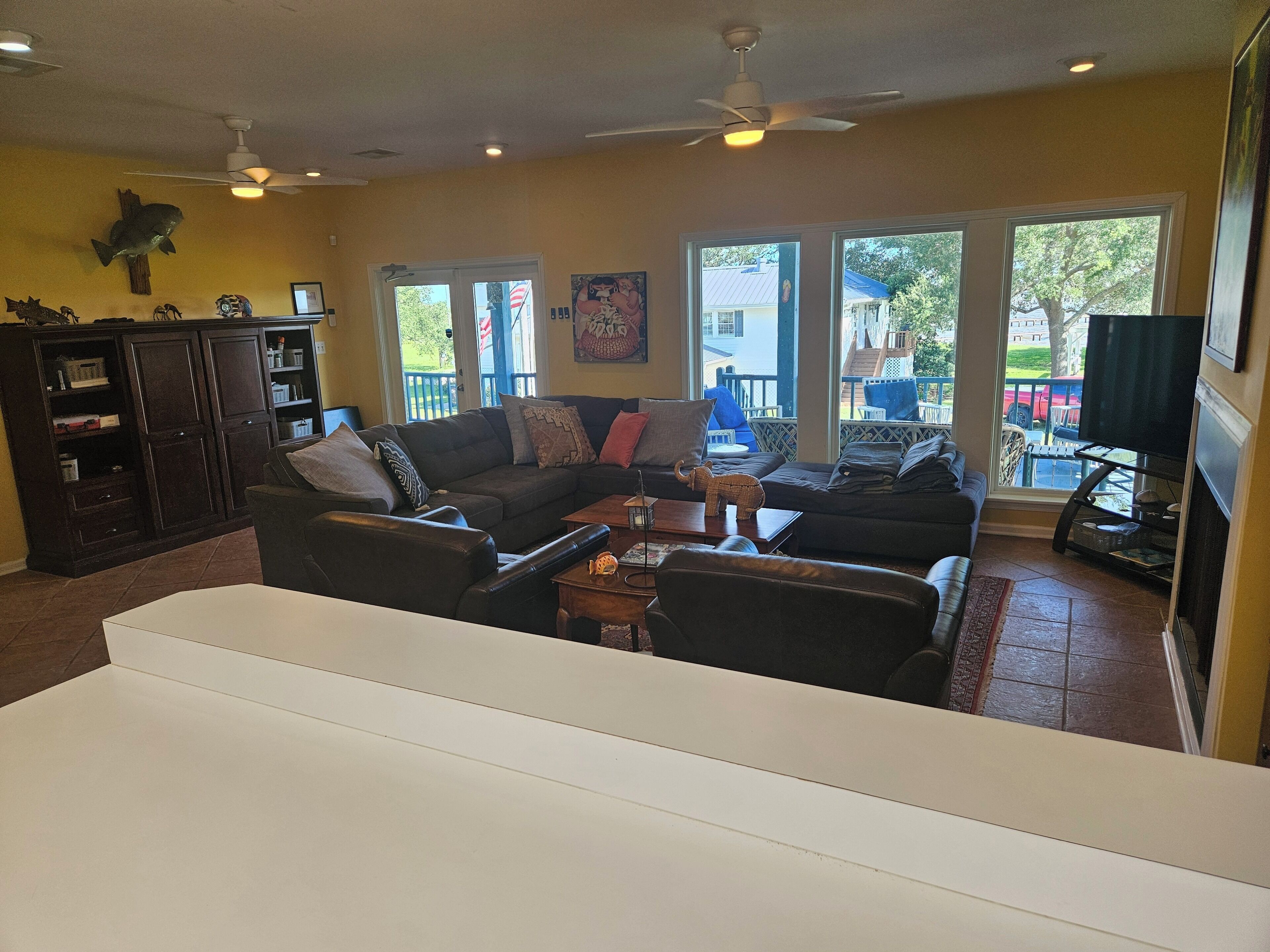 Een smart-tv, een open haard, boeken en een computerscherm