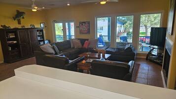 Een smart-tv, een open haard, boeken en een computerscherm