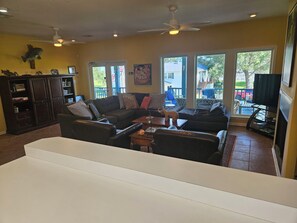 Smart-TV, peis, bøker og PC-skjermer