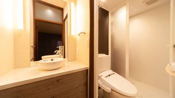 Combined shower/bathtub, free toiletries, hair dryer, electronic bidet