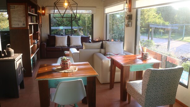Una sala de estar acogedora con una mesa de madera, un sofá y una estantería.