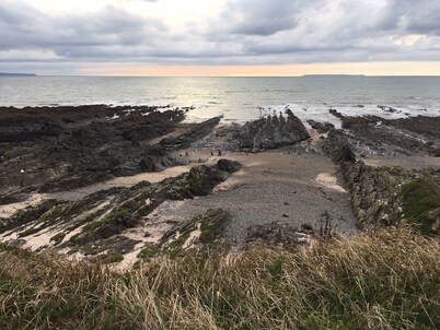 Riverside Cottage With Garden And Woodburner