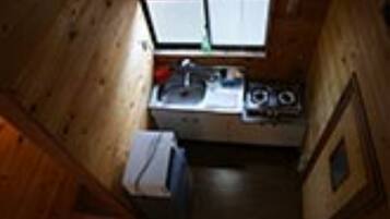 Cottage (Forest A, For 2-7 People) | Dapur kecil pribadi | Lemari es, microwave, kompor, dan peralatan masak/sendok-piring