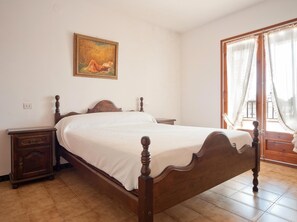 4 bedrooms, iron/ironing board, internet, bed sheets