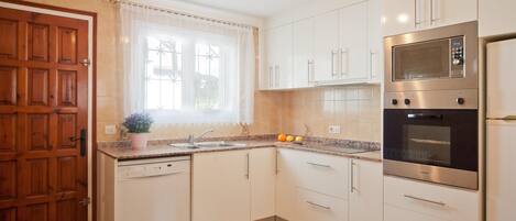 Réfrigérateur, micro-ondes, four, lave-vaisselle