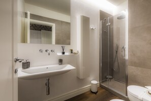 Dusche, Haartrockner, Bidet, Handtücher