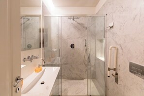 Douche, sĂšche-cheveux, bidet, serviettes fournies