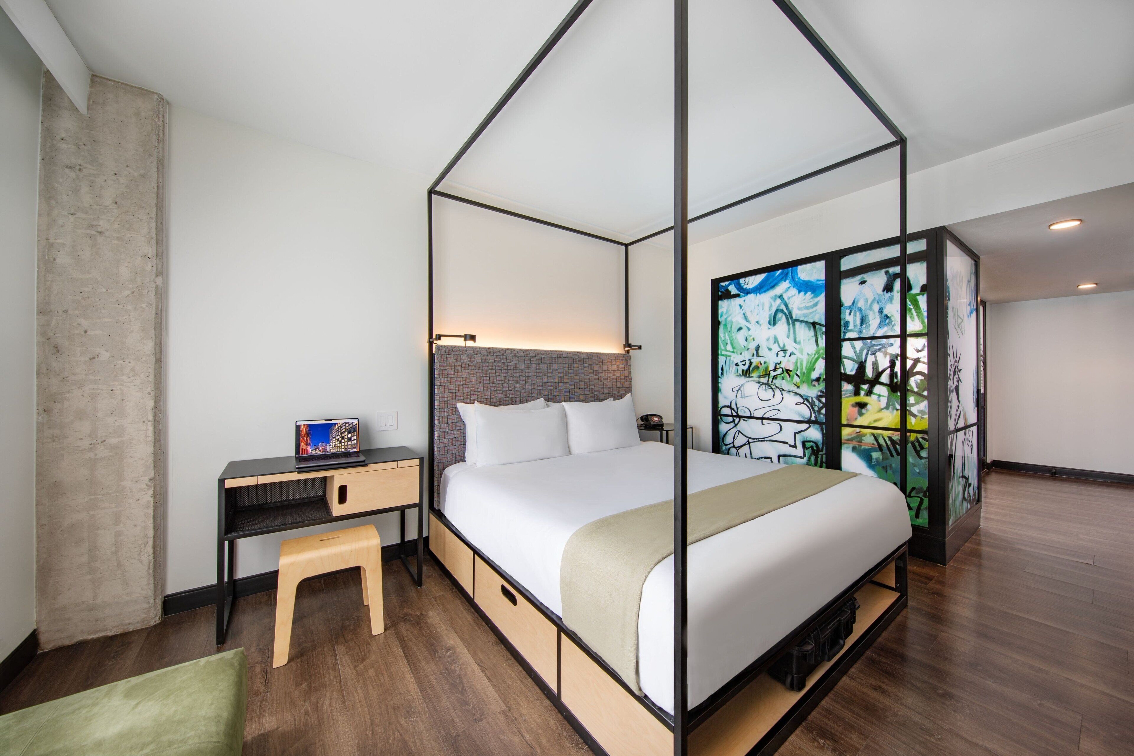 executive room, 1 king bed, non smoking | egyptian cotton sheets, premium bedding, in-room safe, laptop workspace