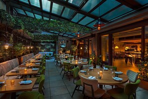 Dinner served, Mediterranean cuisine - Moxy NYC East Village (New York)