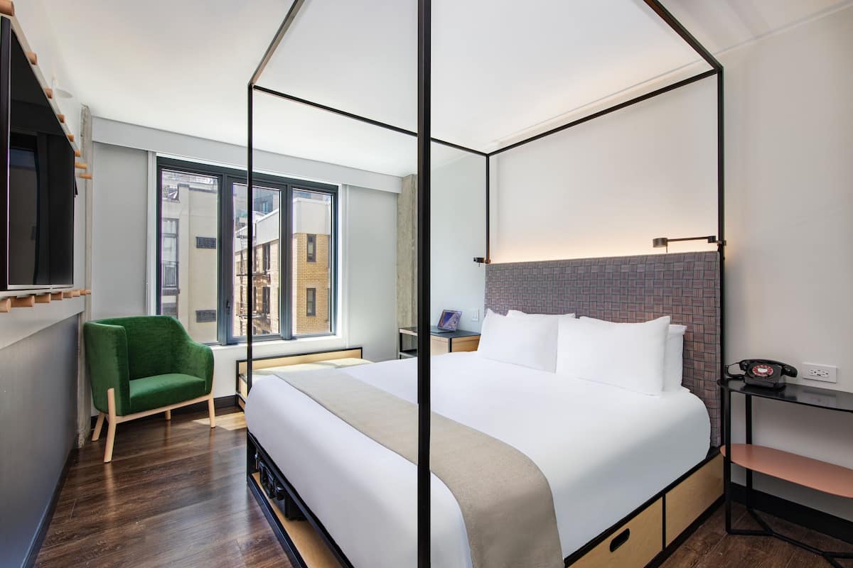 Egyptian cotton sheets, premium bedding, in-room safe, laptop workspace