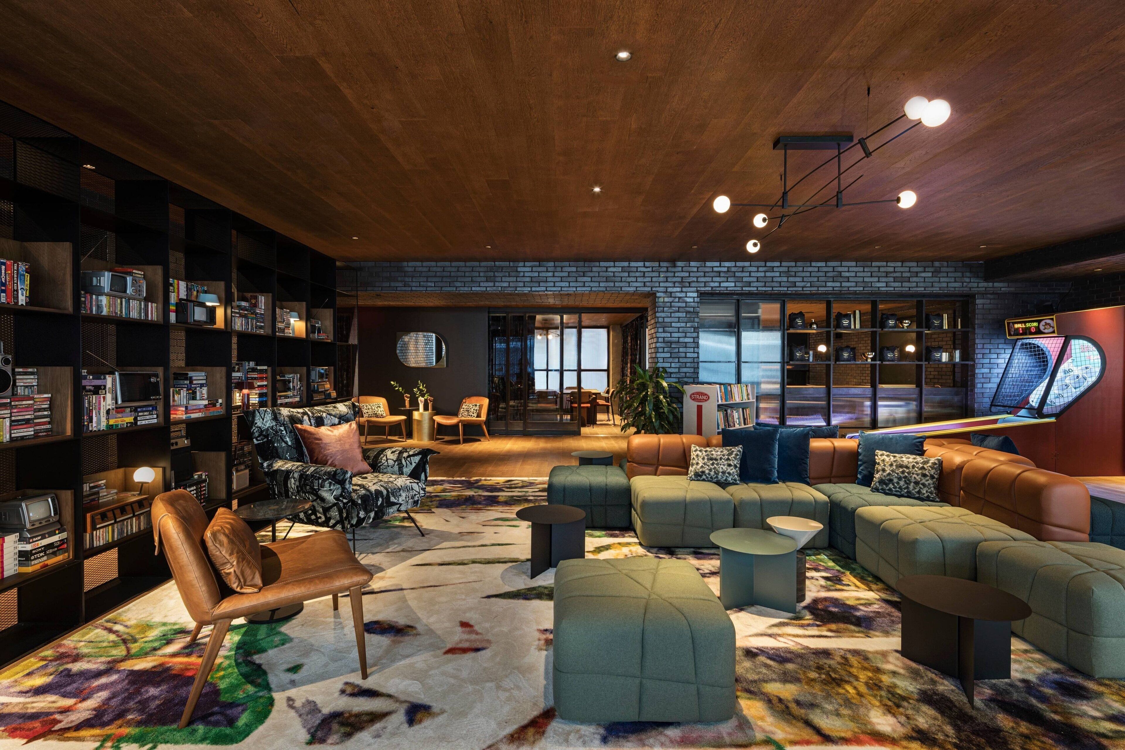 2 bars/lounges, lobby lounge, rooftop bar