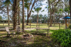 Outdoor dining - 1BR NEAR WATER + HEART of CR RIVER-Manatees, Golf, Fish, Beach, Food (Crystal River)