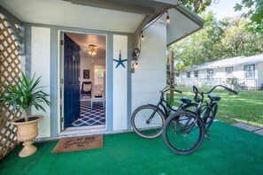 Property grounds - 1BR NEAR WATER + HEART of CR RIVER-Manatees, Golf, Fish, Beach, Food (Crystal River)
