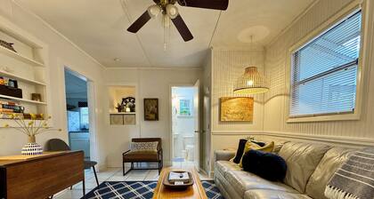 1BR NEAR WATER + HEART of CR RIVER-Manatees, Golf, Fish, Beach, Food