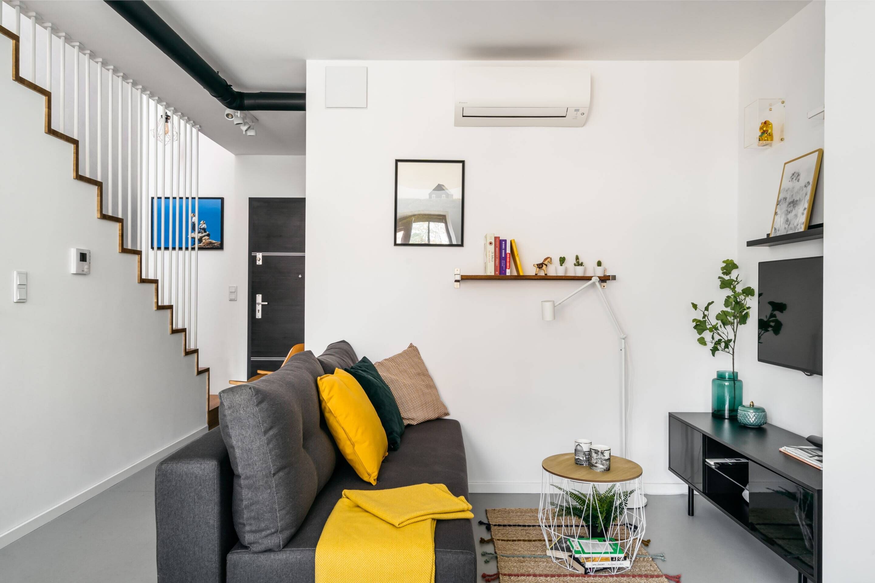 Leilighet – deluxe | Oppholdsrom | En 43-tommers smart-TV med digitale kanaler samt TV og Netflix