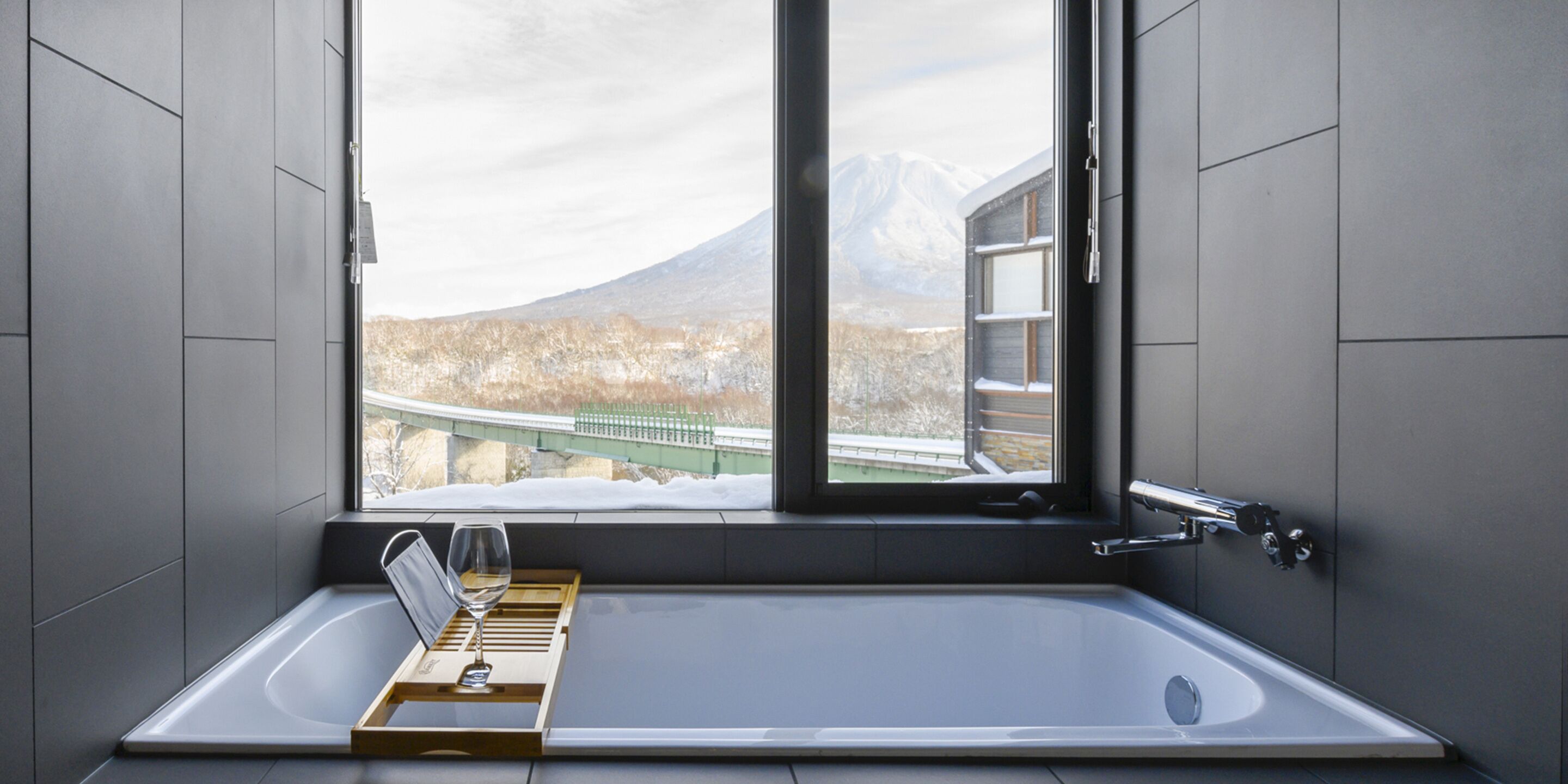 Biệt thự Cao cấp (Type 1) | Phòng tắm | Bồn tắm và buồng tắm vòi sen riêng, bồn tắm ngâm 