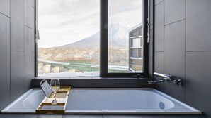 個別の浴槽とシャワー、深めの浴槽、バスアメニティ (無料)、ヘアドライヤー