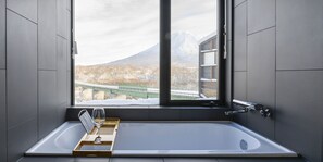 奢华别墅 (Type 1) | 浴室 | 独立的浴缸和淋浴、深泡浴缸、免费洗浴用品、吹风机