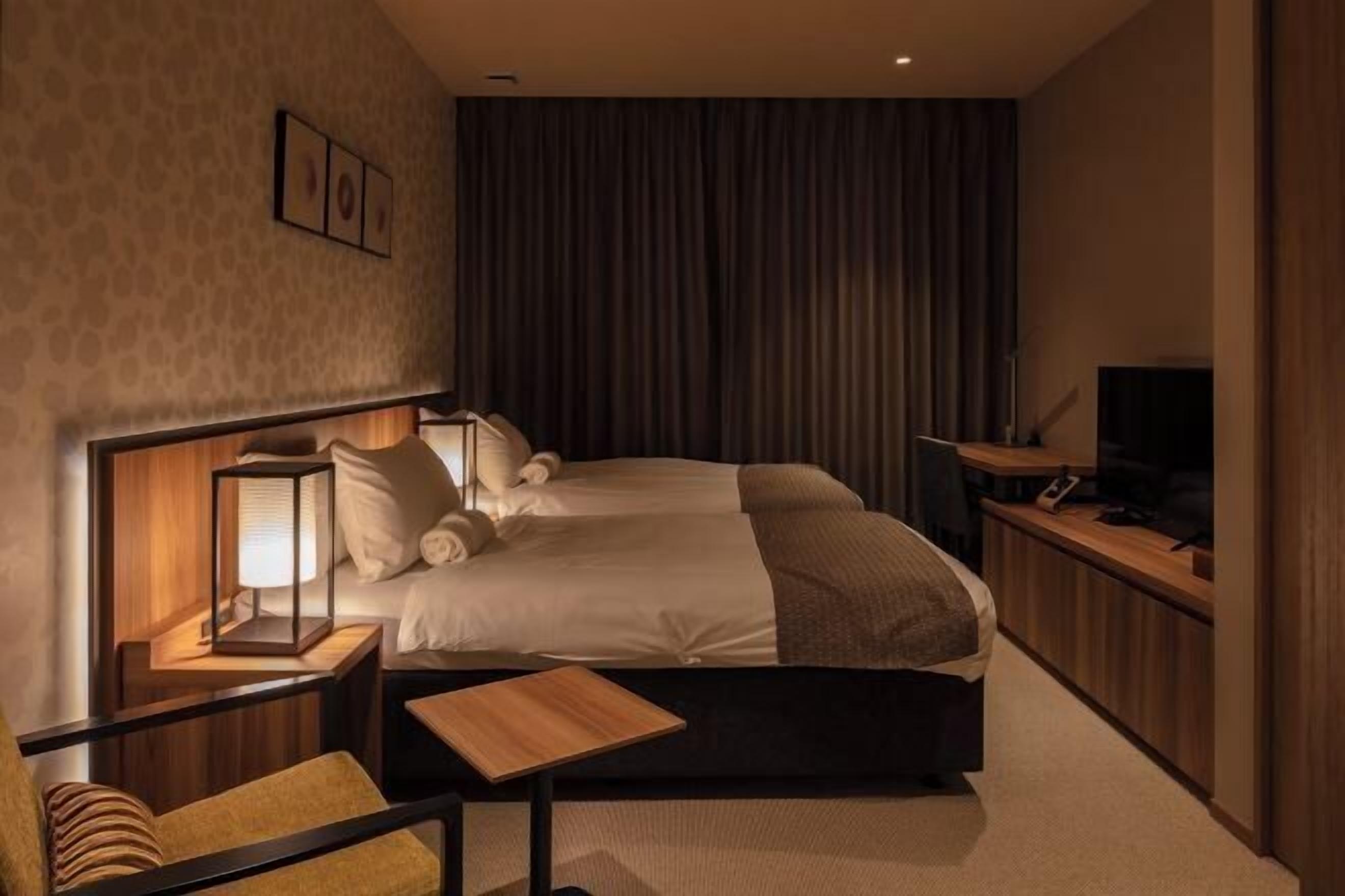 Cofres nos quartos, escrivaninha, cortinas blackout