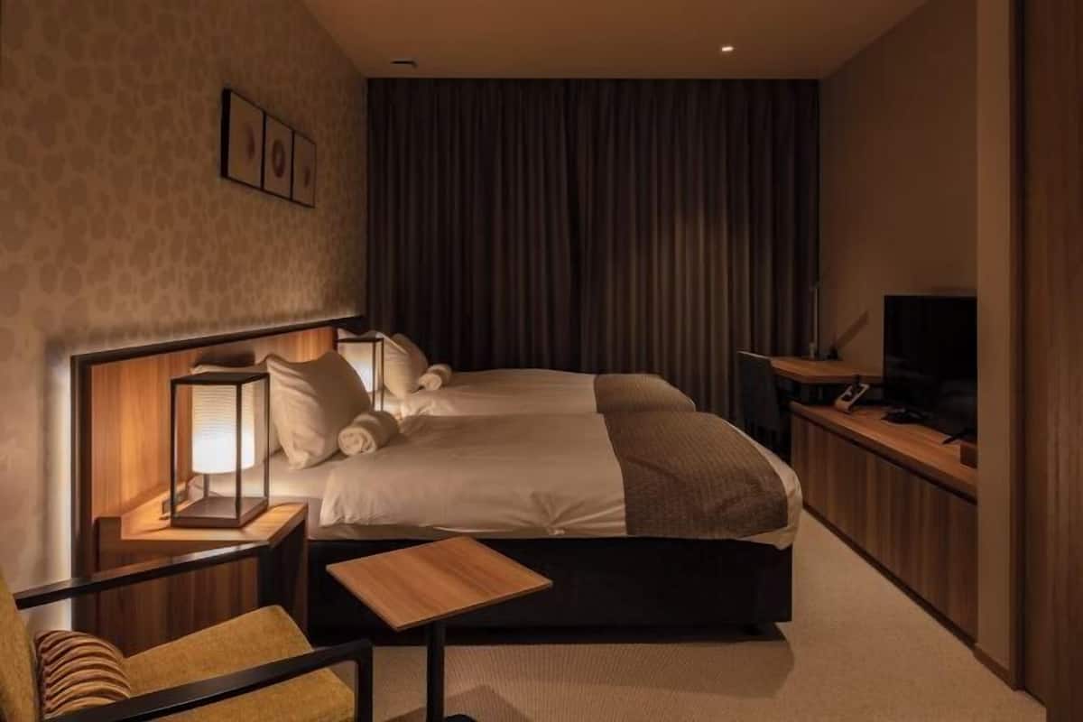 6 dormitoris, caixa forta a l'habitació, escriptori i cortines opaques