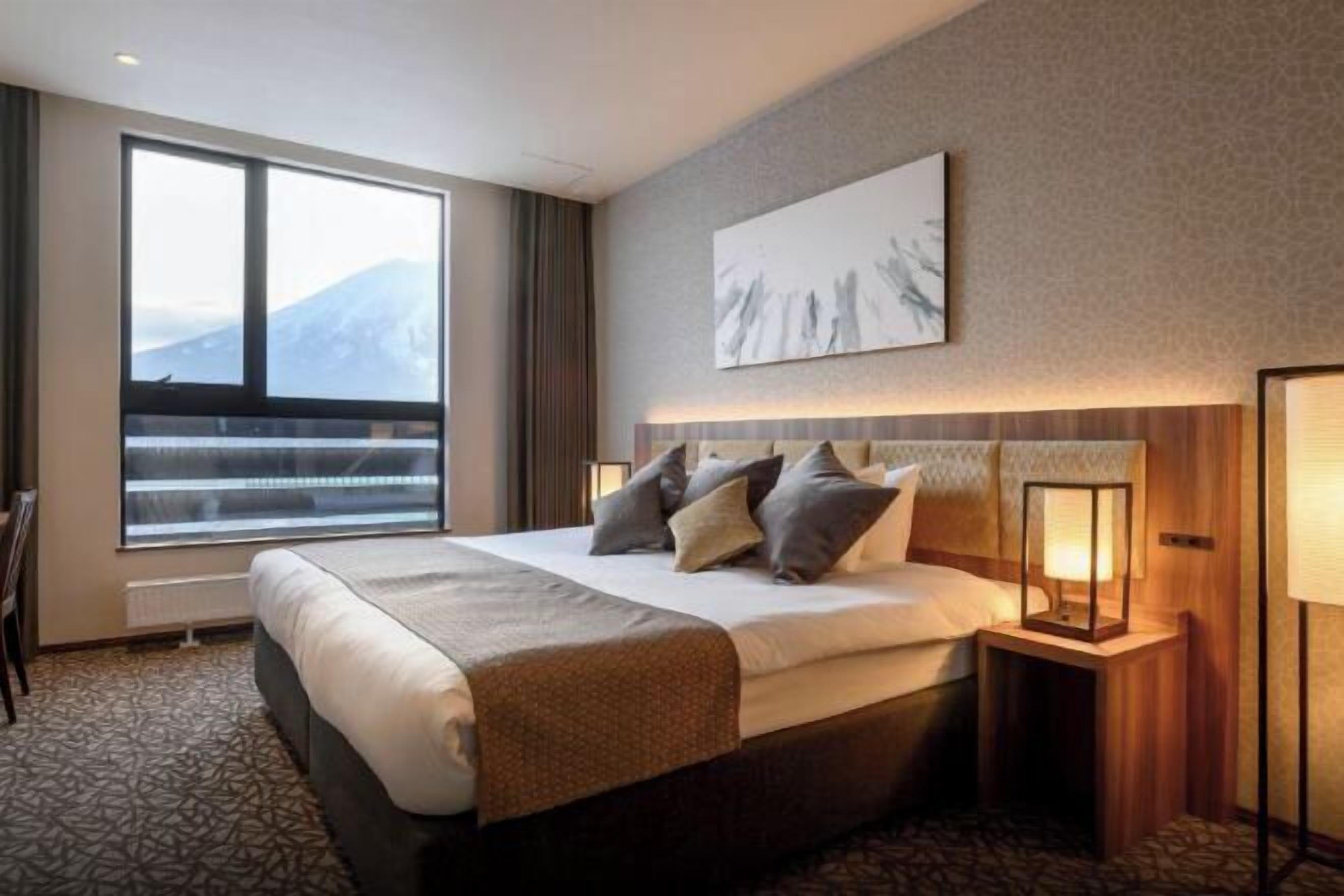 Cofres nos quartos, escrivaninha, cortinas blackout