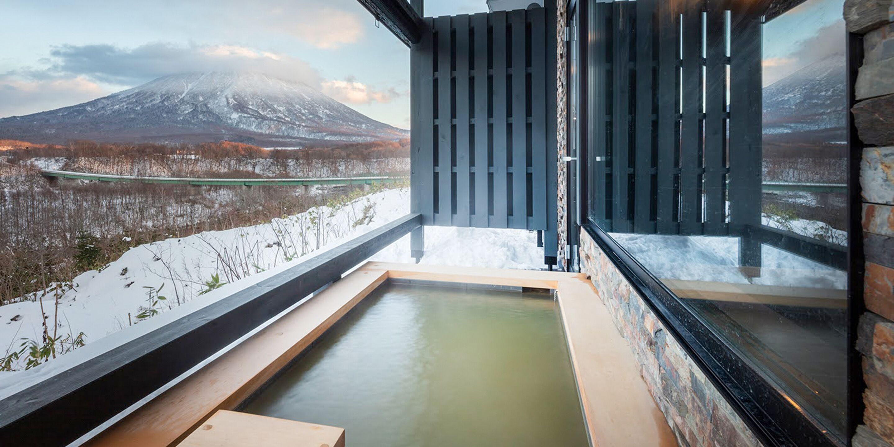 Bagno termale con vista su una montagna innevata.
