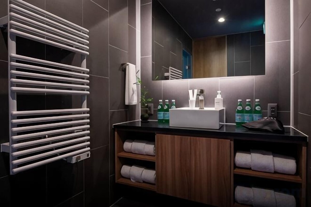 Separate tub and shower, deep soaking tub, free toiletries, hair dryer