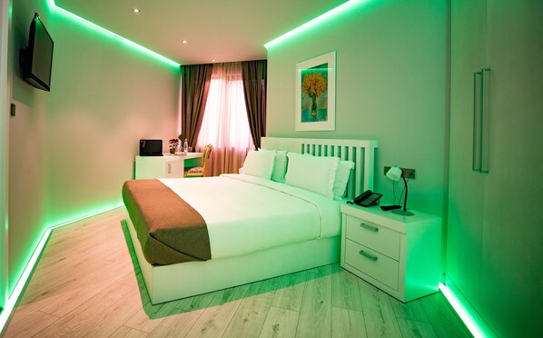 Hypo-allergenic bedding, in-room safe, desk, laptop workspace