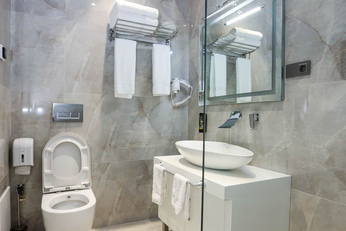 comfort twin room | bathroom | shower, free toiletries, hair dryer, slippers