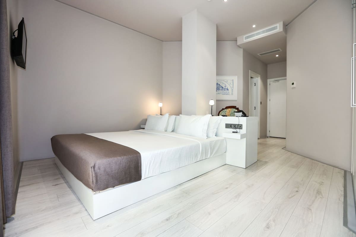 double room | hypo-allergenic bedding, in-room safe, desk, laptop workspace