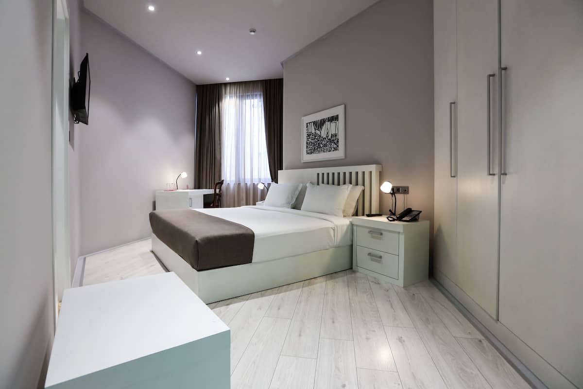 double room | hypo-allergenic bedding, in-room safe, desk, laptop workspace