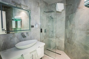Dobbeltværelse | Badeværelse | Bruser, gratis toiletartikler, hårtørrer, hjemmesko