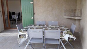 Outdoor dining - the mill house (Régusse)