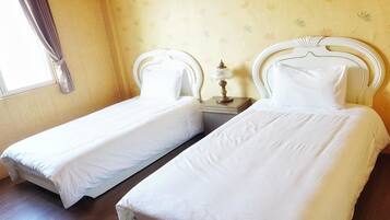 Habitació amb dos llits individuals estàndard | Llits addicionals, wifi gratuïta i roba de llit