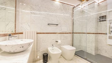 Kostenlose Toilettenartikel, Haartrockner, Handtücher