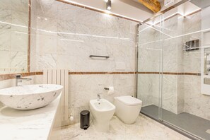 Kostenlose Toilettenartikel, Haartrockner, Handtücher