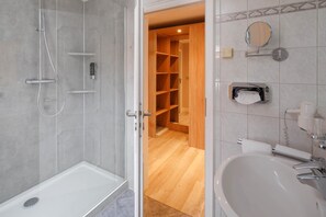 Shower, rainfall showerhead, hair dryer, towels - Hotel Wattenkieker (Cuxhaven)
