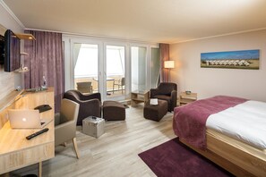 Habitación doble Confort, balcón, vista al mar | Ropa de cama hipoalergénica y edredón