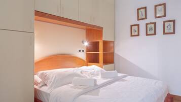 1 camera, ferro/asse da stiro, lenzuola