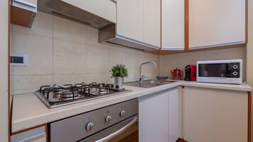 Microonde, forno, piano cottura, macchina per tè/caffè