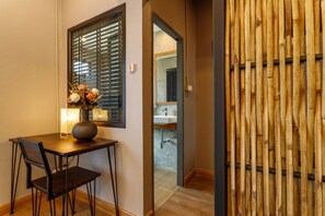 Habitación triple Deluxe, vista a la ciudad | 1 habitación, escritorio y espacio para trabajar con laptop